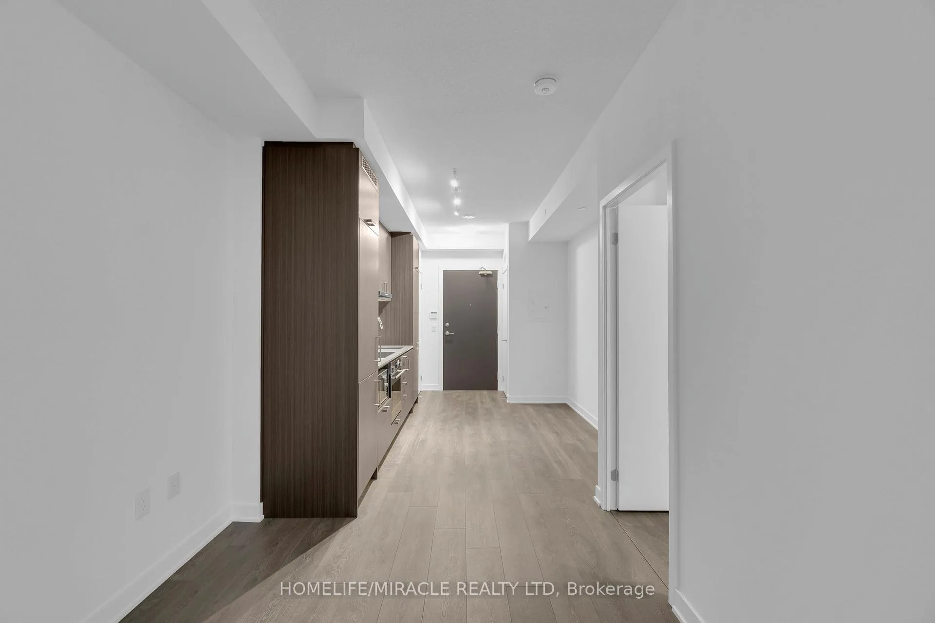 Photo 13 of Unit 801, 60 Honeycrisp Crescent, Vaughan, Vaughan Corporate Centre — HOMEH