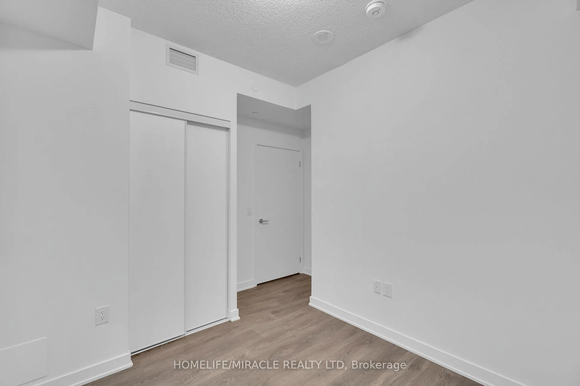 Photo 17 of Unit 801, 60 Honeycrisp Crescent, Vaughan, Vaughan Corporate Centre — HOMEH