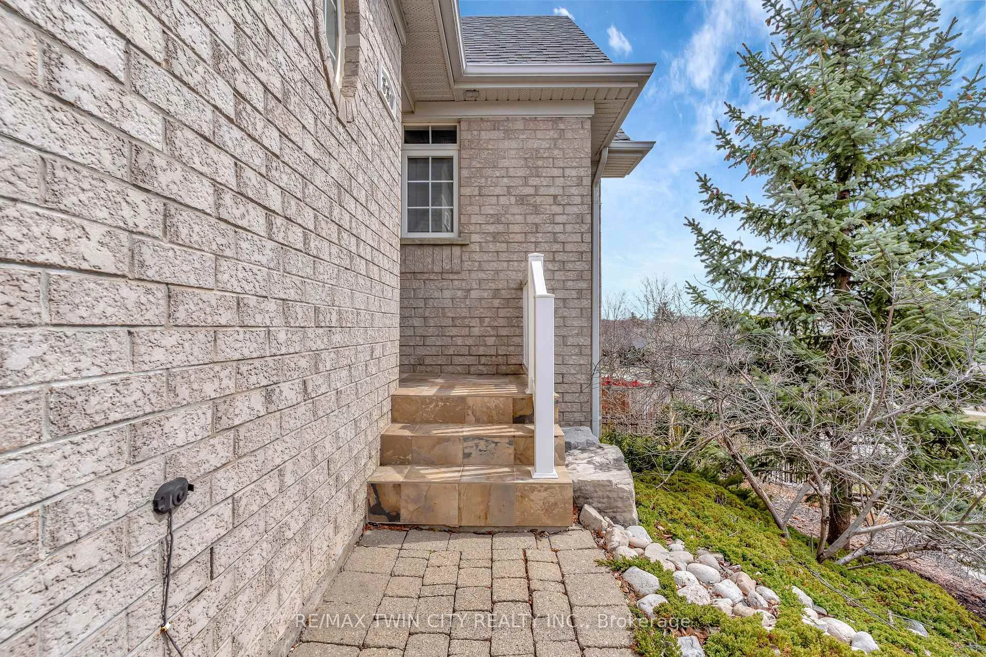 Photo 5 of 330 Pine Valley Drive, Kitchener — HOMEH