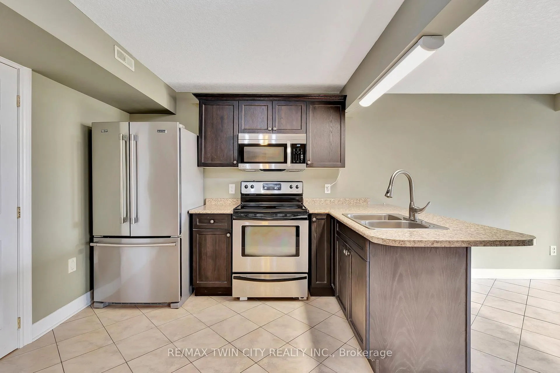 Photo 33 of 330 Pine Valley Drive, Kitchener — HOMEH