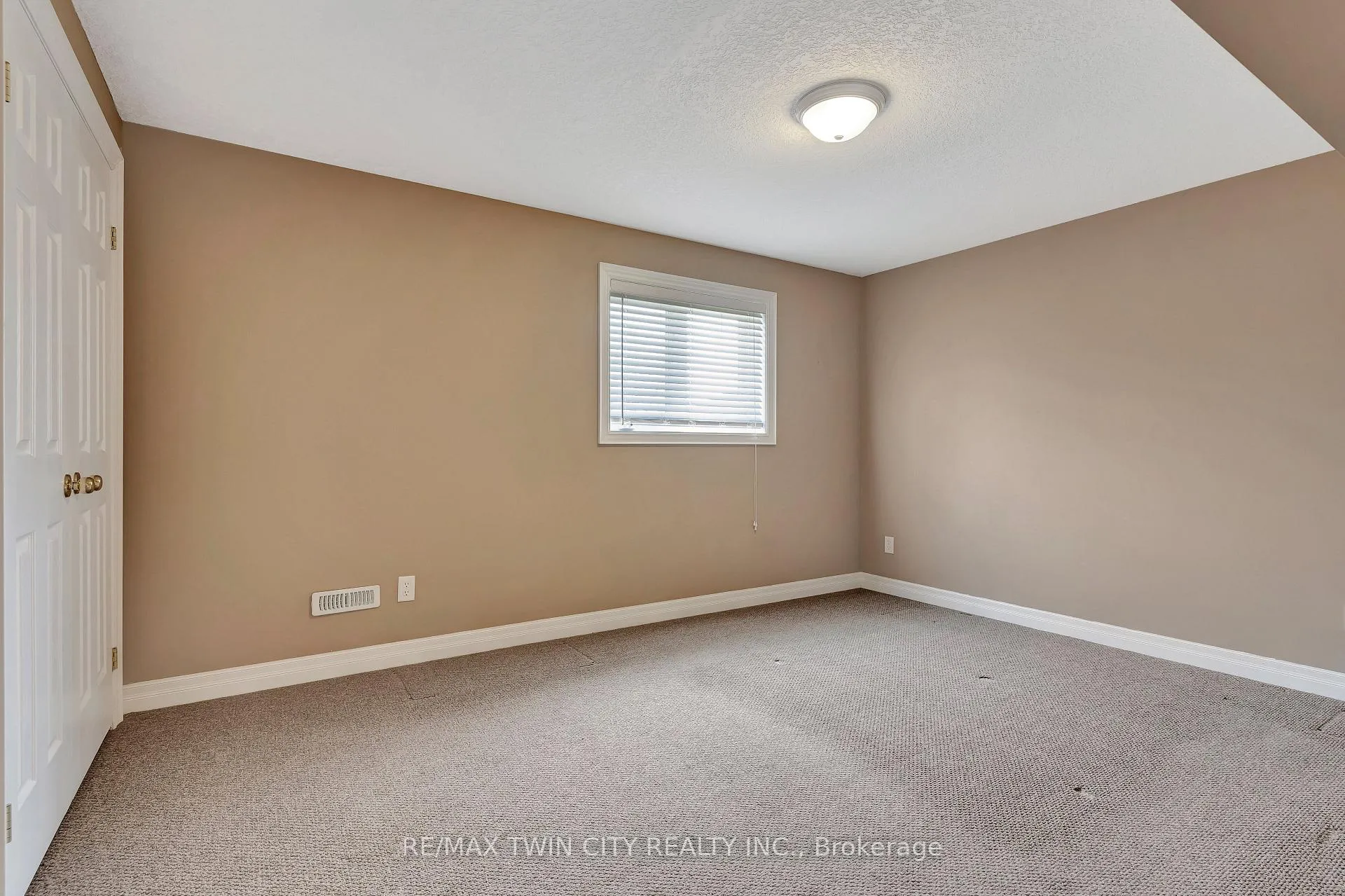 Photo 34 of 330 Pine Valley Drive, Kitchener — HOMEH