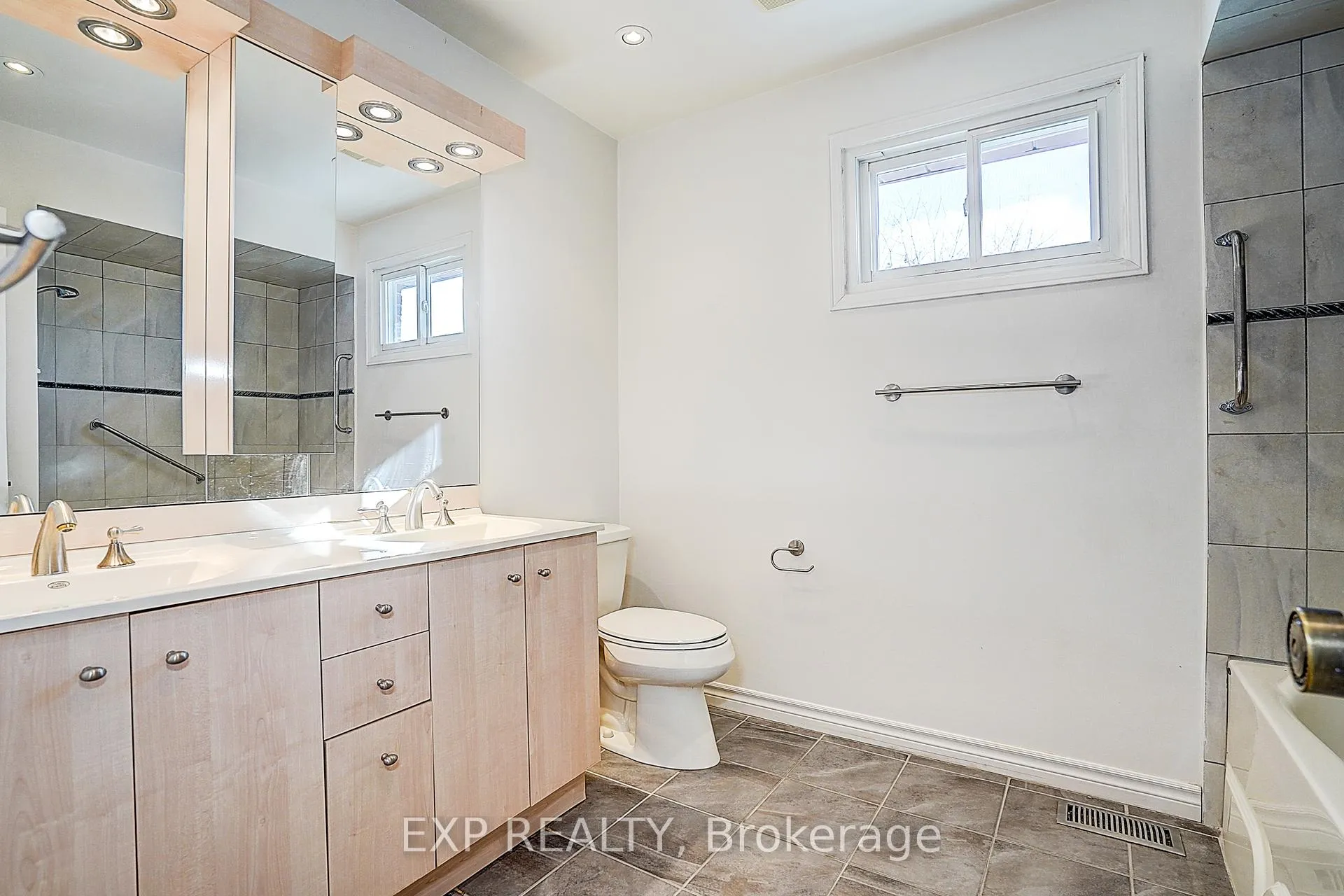 Photo 27 of 27 Pining Road, Markham, Aileen-Willowbrook — HOMEH
