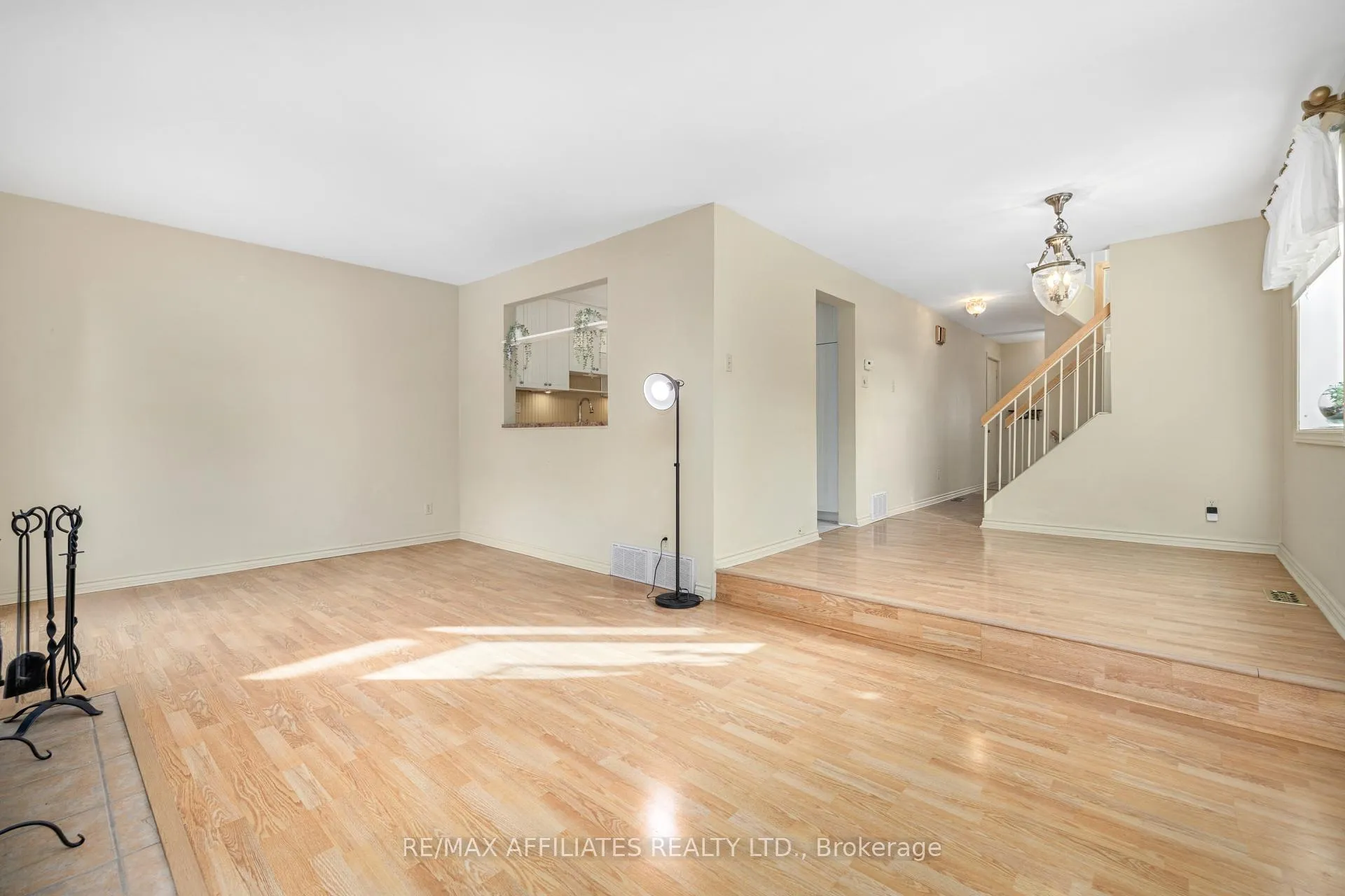 Photo 10 of 2 Shadow Court, Ottawa, Leslie Park — HOMEH