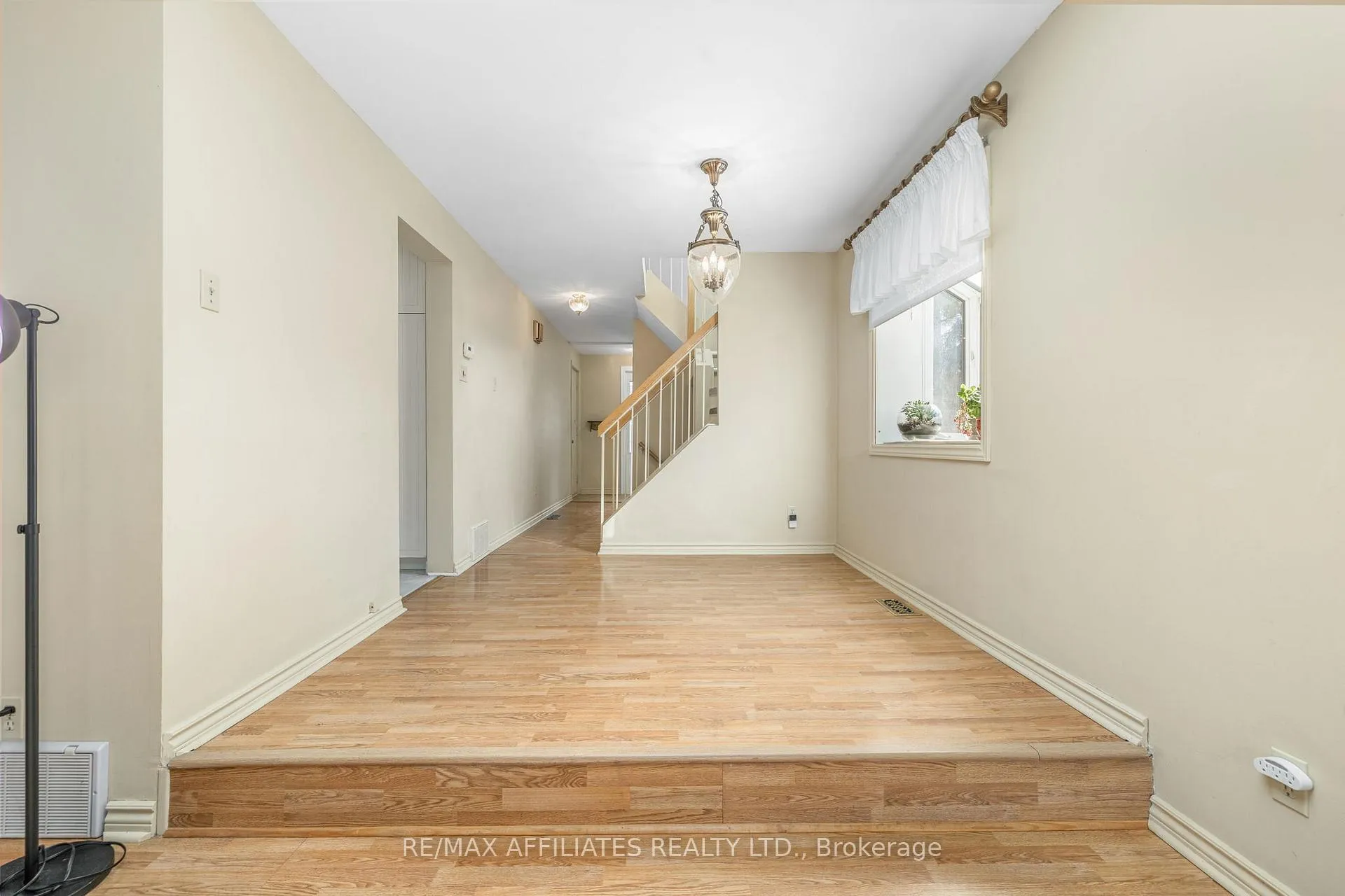 Photo 12 of 2 Shadow Court, Ottawa, Leslie Park — HOMEH
