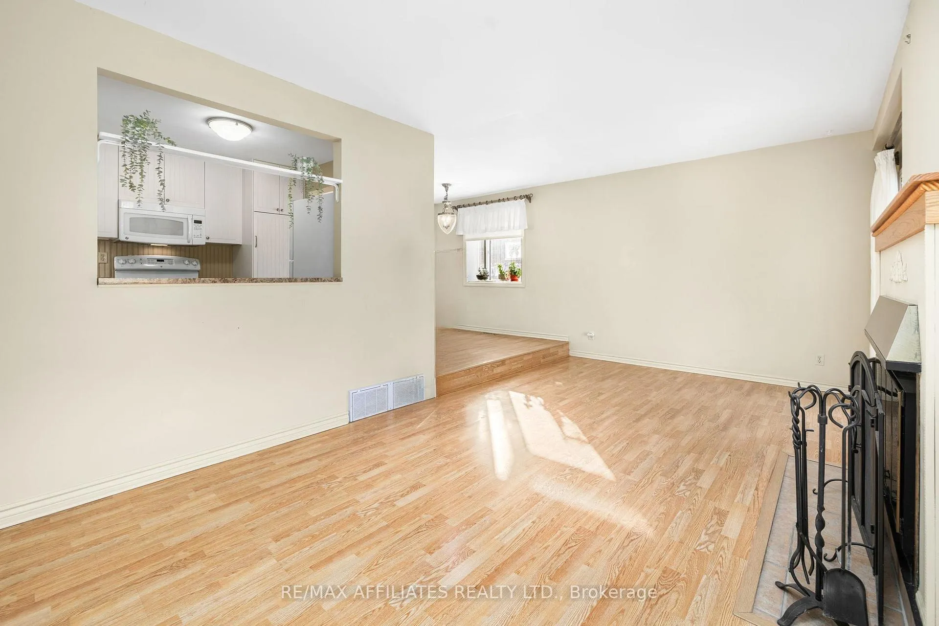 Photo 13 of 2 Shadow Court, Ottawa, Leslie Park — HOMEH