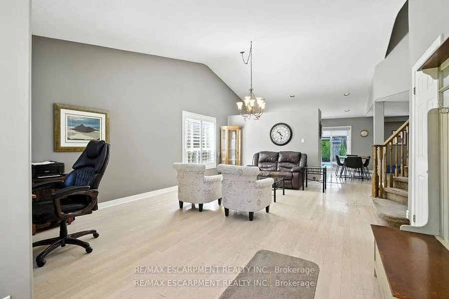 Photo 8 of 17 Hillgarden Drive, Hamilton, Stoney Creek — HOMEH