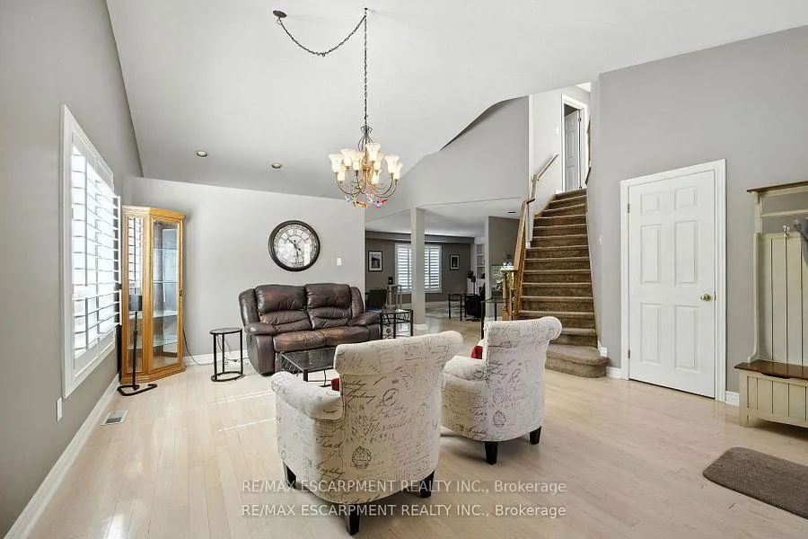 Photo 9 of 17 Hillgarden Drive, Hamilton, Stoney Creek — HOMEH