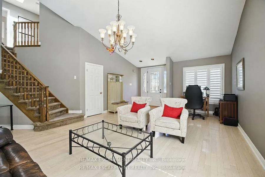 Photo 10 of 17 Hillgarden Drive, Hamilton, Stoney Creek — HOMEH