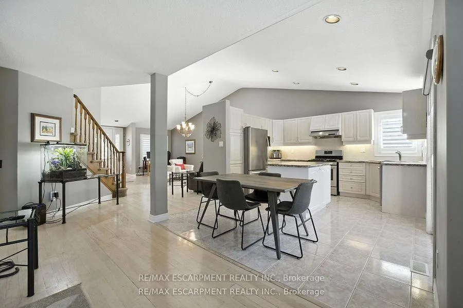 Photo 12 of 17 Hillgarden Drive, Hamilton, Stoney Creek — HOMEH