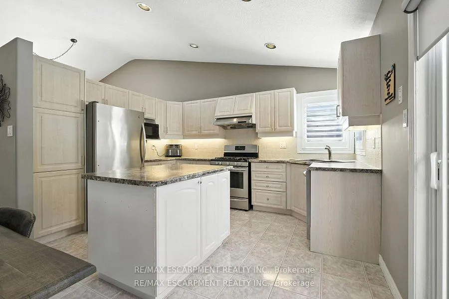 Photo 13 of 17 Hillgarden Drive, Hamilton, Stoney Creek — HOMEH