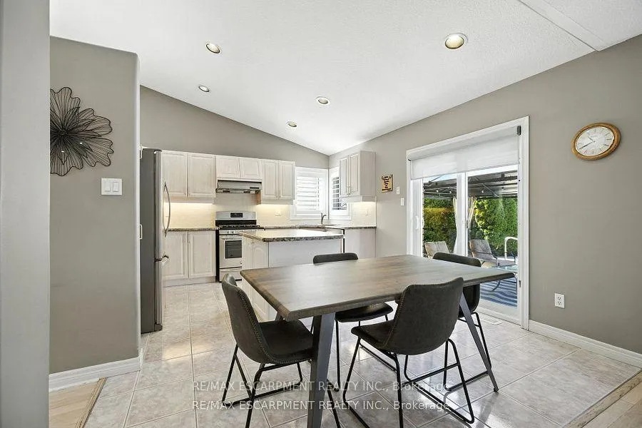Photo 14 of 17 Hillgarden Drive, Hamilton, Stoney Creek — HOMEH