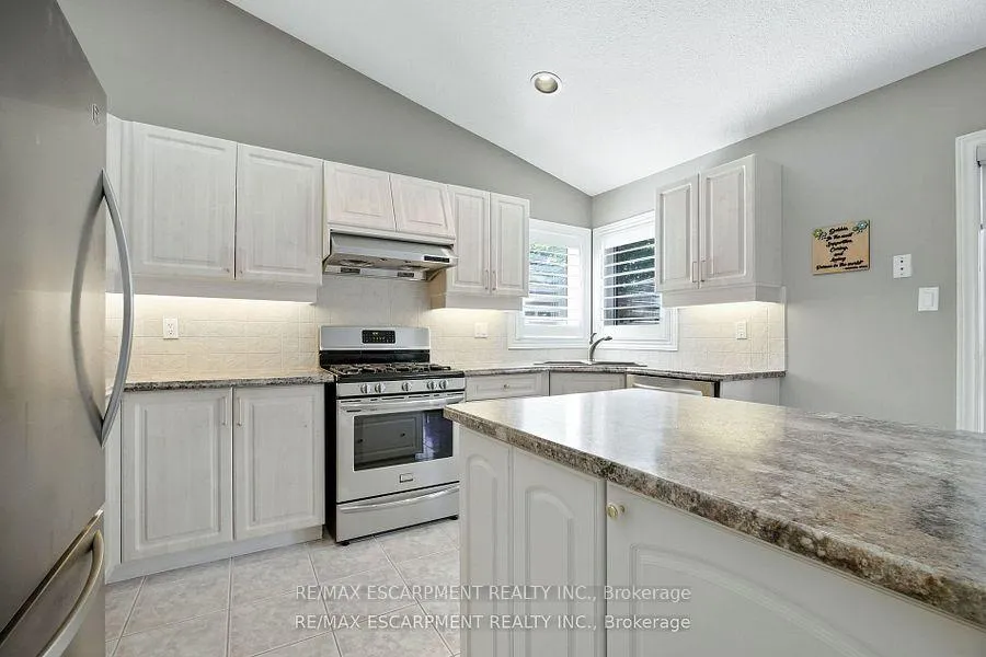 Photo 15 of 17 Hillgarden Drive, Hamilton, Stoney Creek — HOMEH