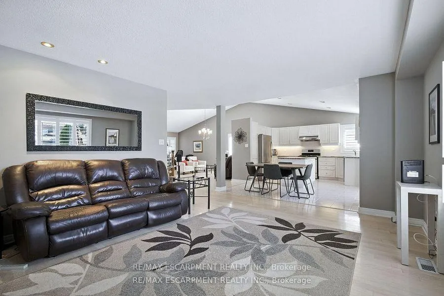 Photo 19 of 17 Hillgarden Drive, Hamilton, Stoney Creek — HOMEH