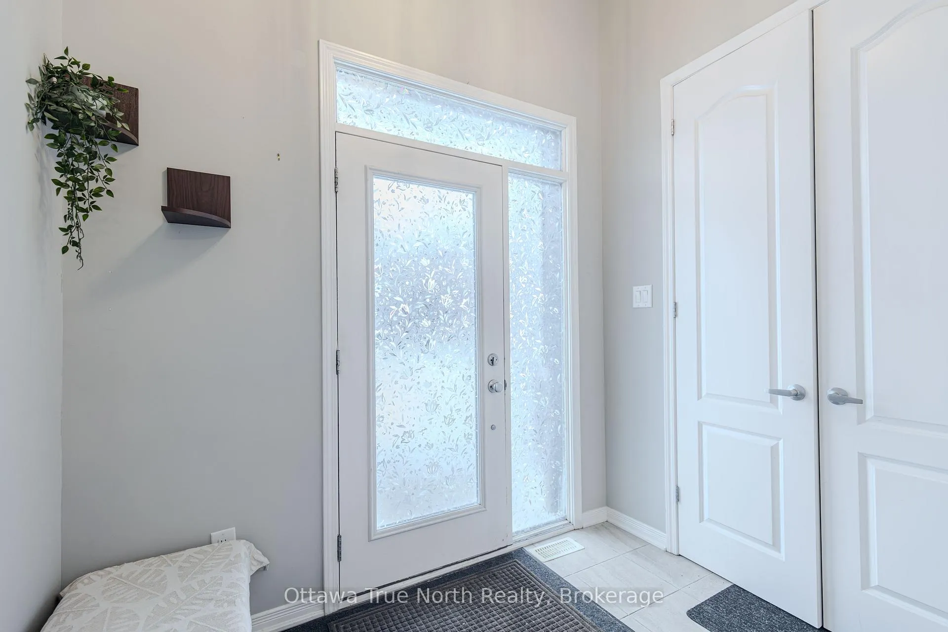 Photo 2 of 221 Don Brown Private, Ottawa, Kanata - Emerald Meadows/Trailwest — HOMEH