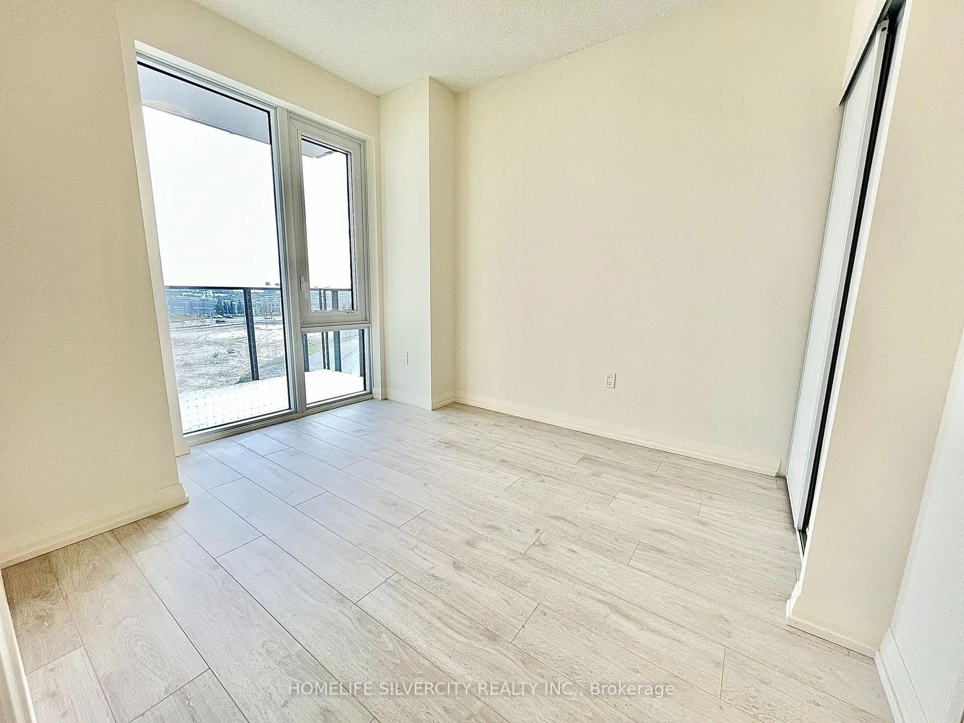 Photo 4 of Unit 409, 27 Korda Gate, Vaughan, Vellore Village — HOMEH