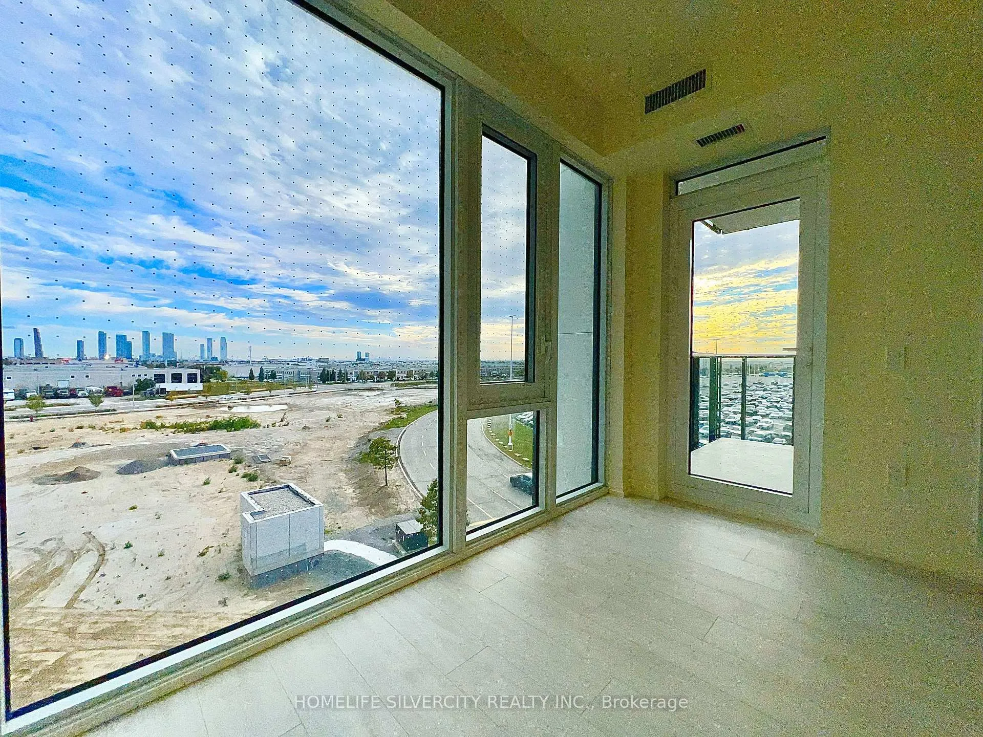 Photo 8 of Unit 409, 27 Korda Gate, Vaughan, Vellore Village — HOMEH