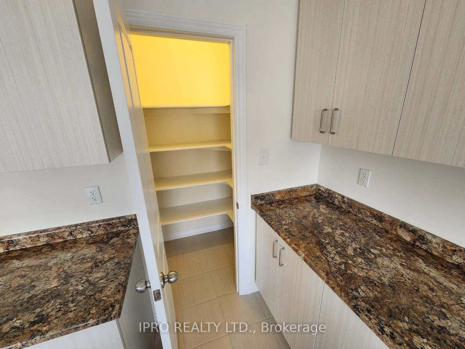 Photo 4 of 1092 Skyridge Boulevard, Pickering, Rural Pickering — HOMEH