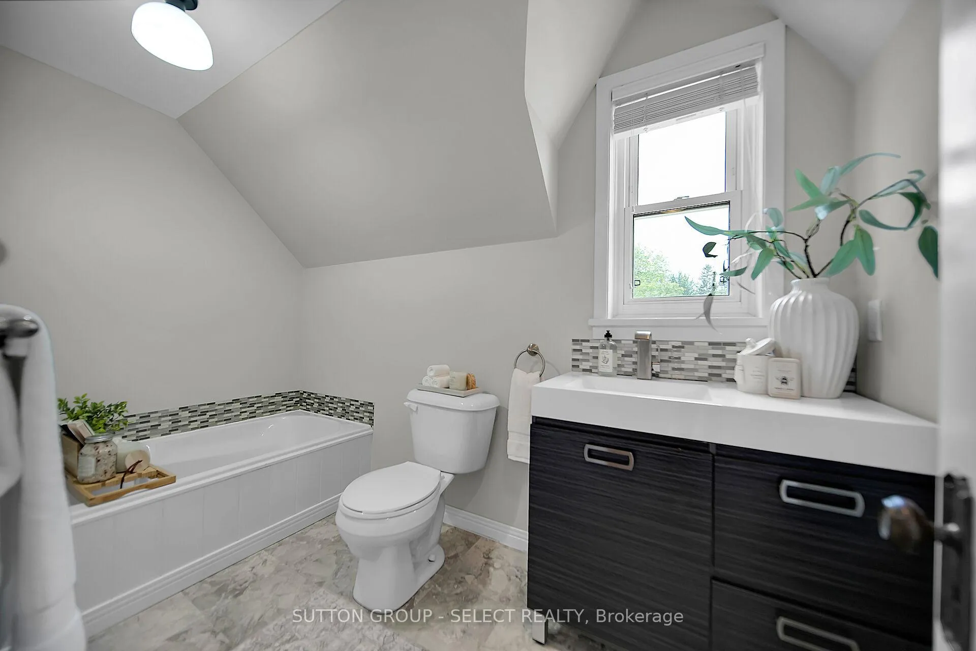 Photo 31 of 2617 Queen Street, Strathroy-Caradoc, Mount Brydges — HOMEH