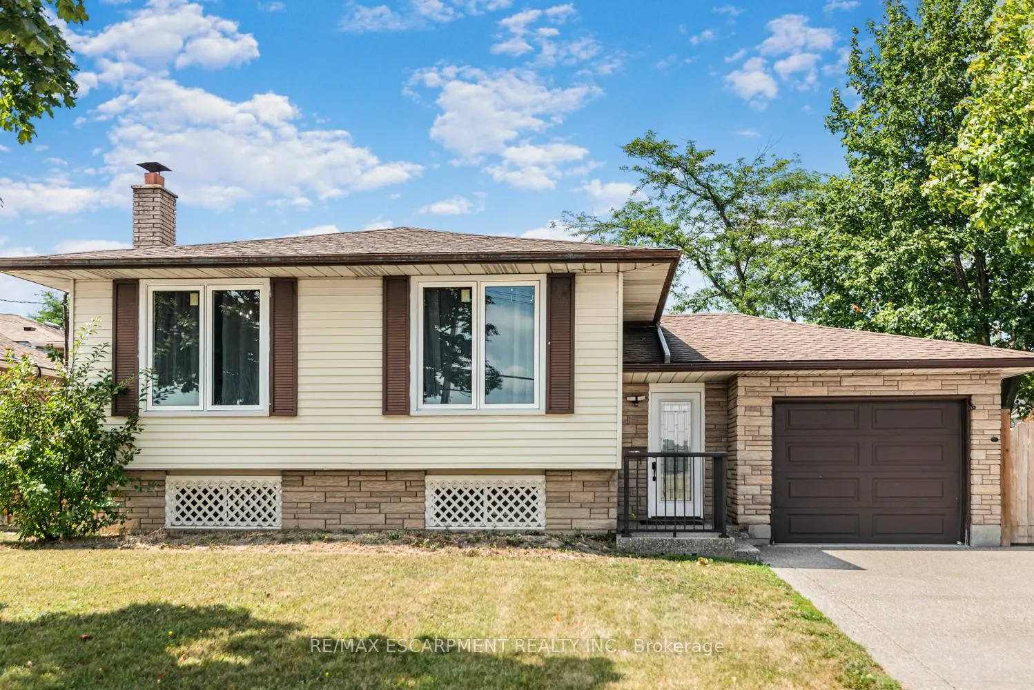Photo 2 of 102 Quaker Crescent, Hamilton, Quinndale — HOMEH