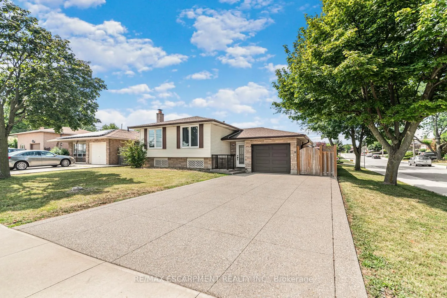 Photo 3 of 102 Quaker Crescent, Hamilton, Quinndale — HOMEH