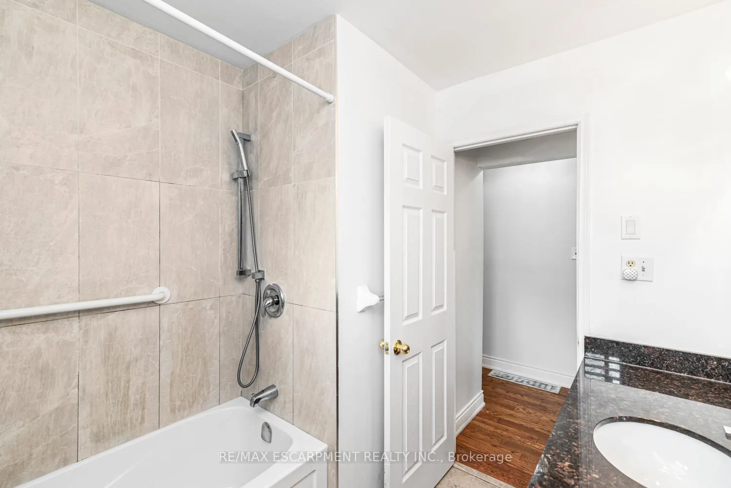 Photo 18 of 102 Quaker Crescent, Hamilton, Quinndale — HOMEH