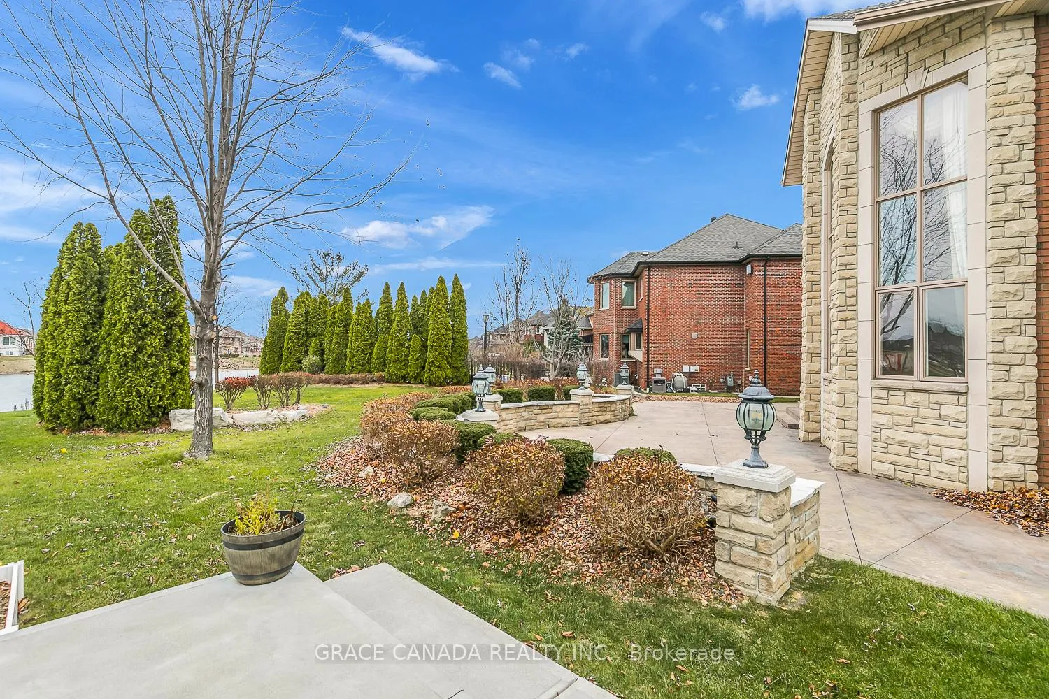 Photo 3 of 1585 Stoneybrook Crescent, Windsor, Roseland East — HOMEH