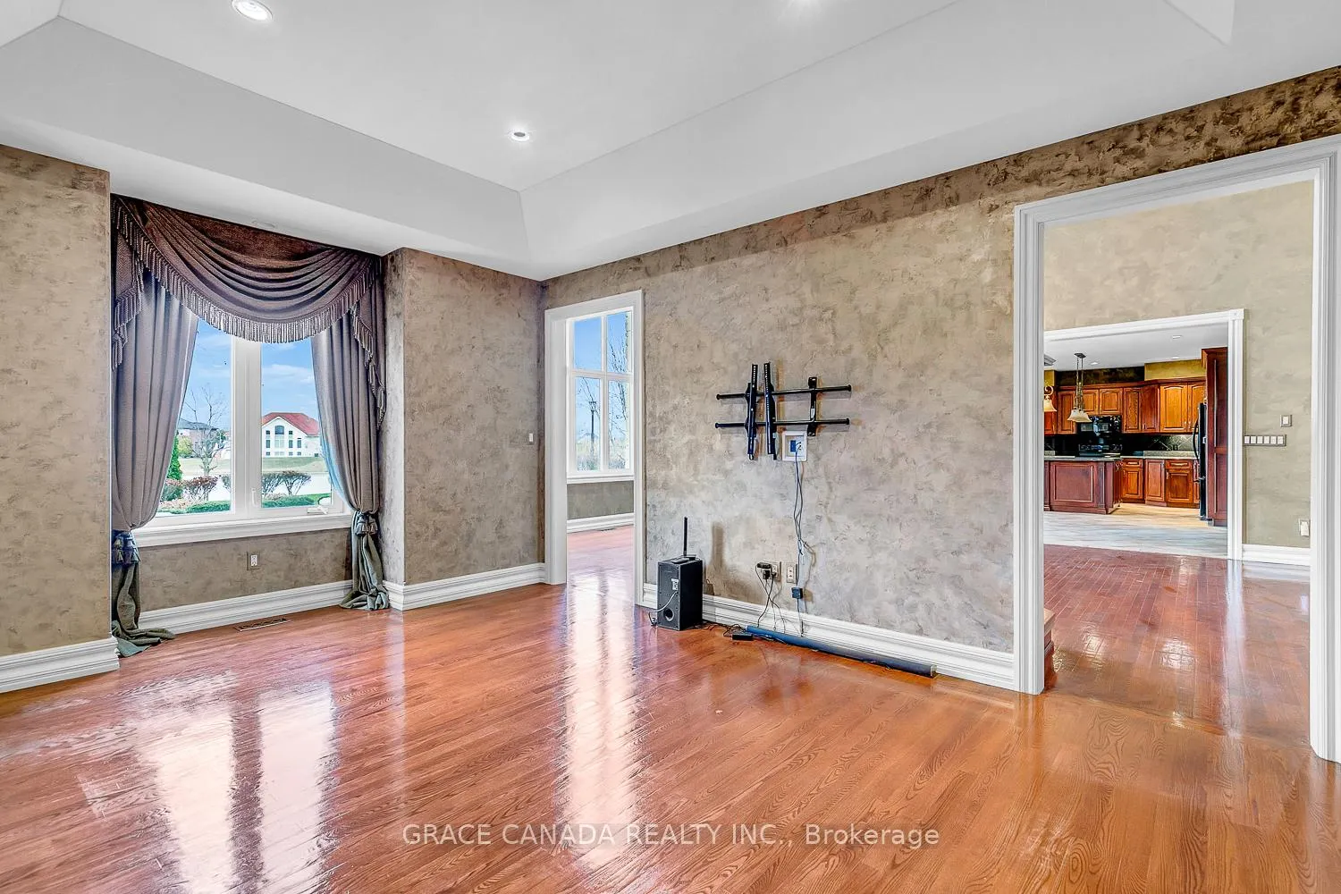 Photo 12 of 1585 Stoneybrook Crescent, Windsor, Roseland East — HOMEH