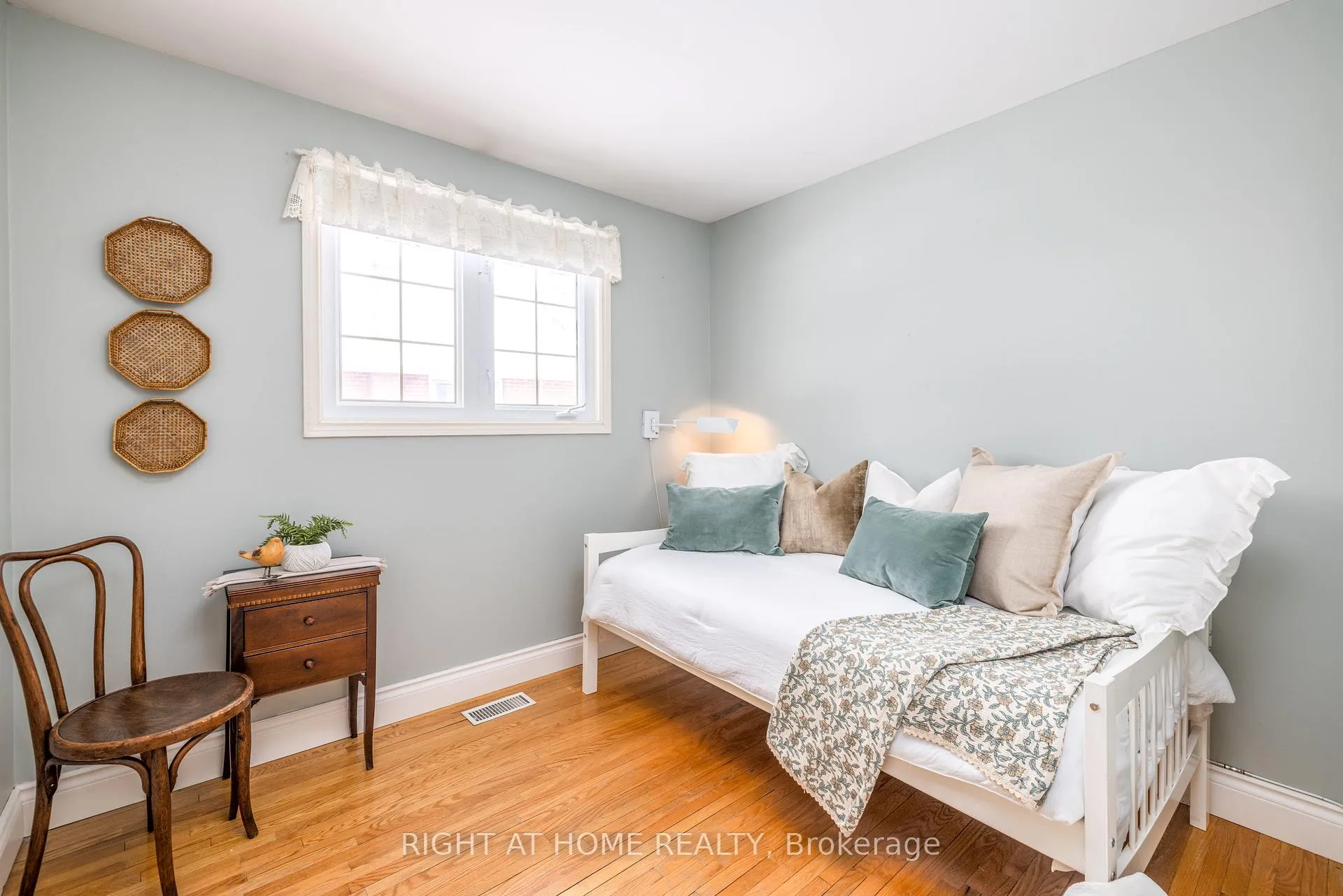 Photo 11 of 33 Harvest Crescent, Belleville, Belleville Ward — HOMEH