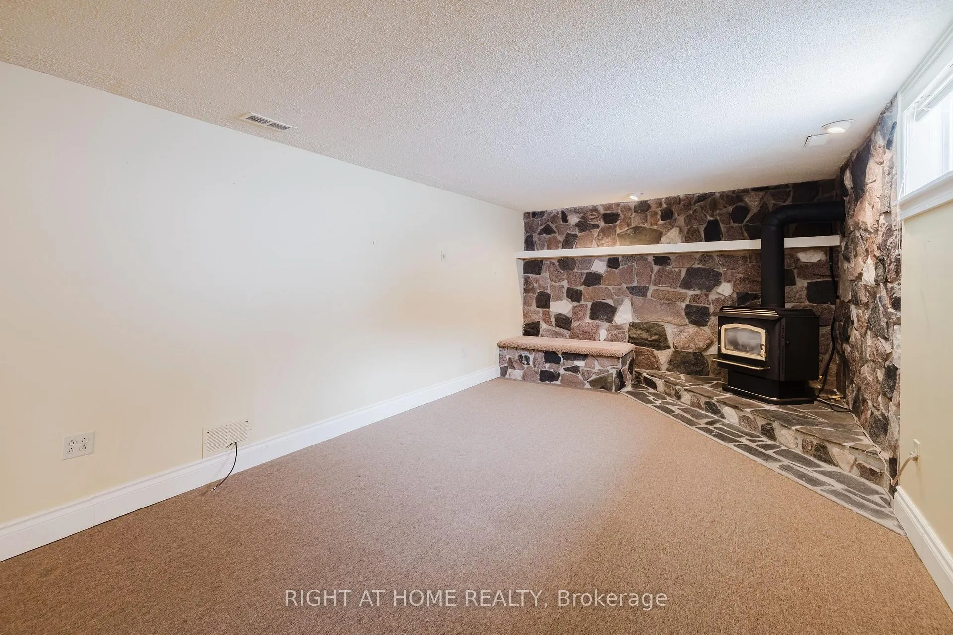 Photo 16 of 33 Harvest Crescent, Belleville, Belleville Ward — HOMEH