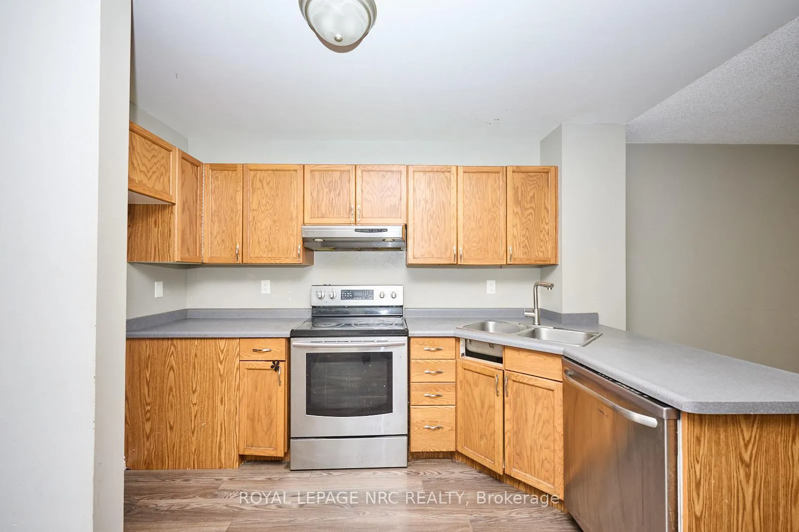Photo 5 of 14 Buss Court, Thorold, Confederation Heights — HOMEH