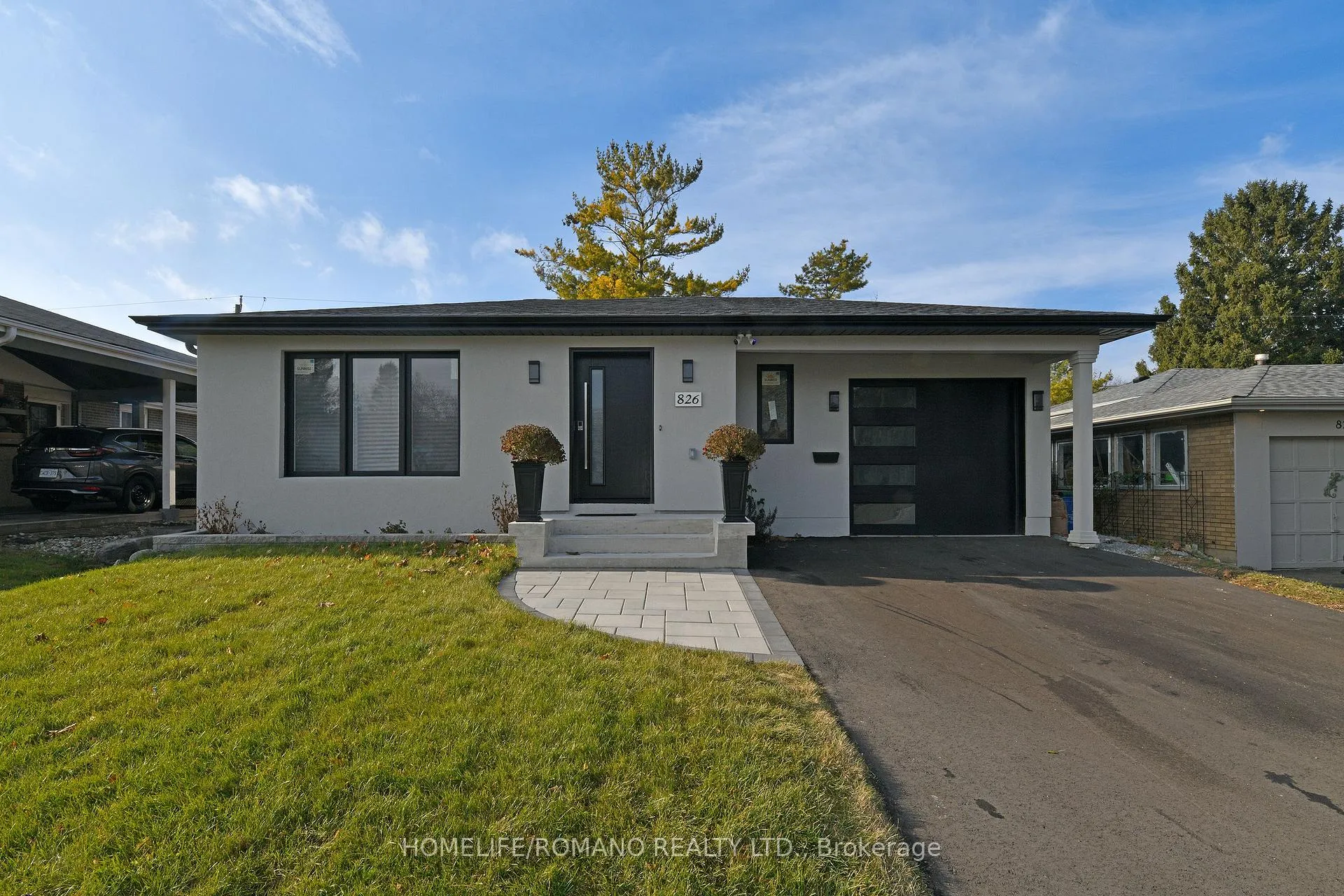 Front of 826 Krosno Boulevard W