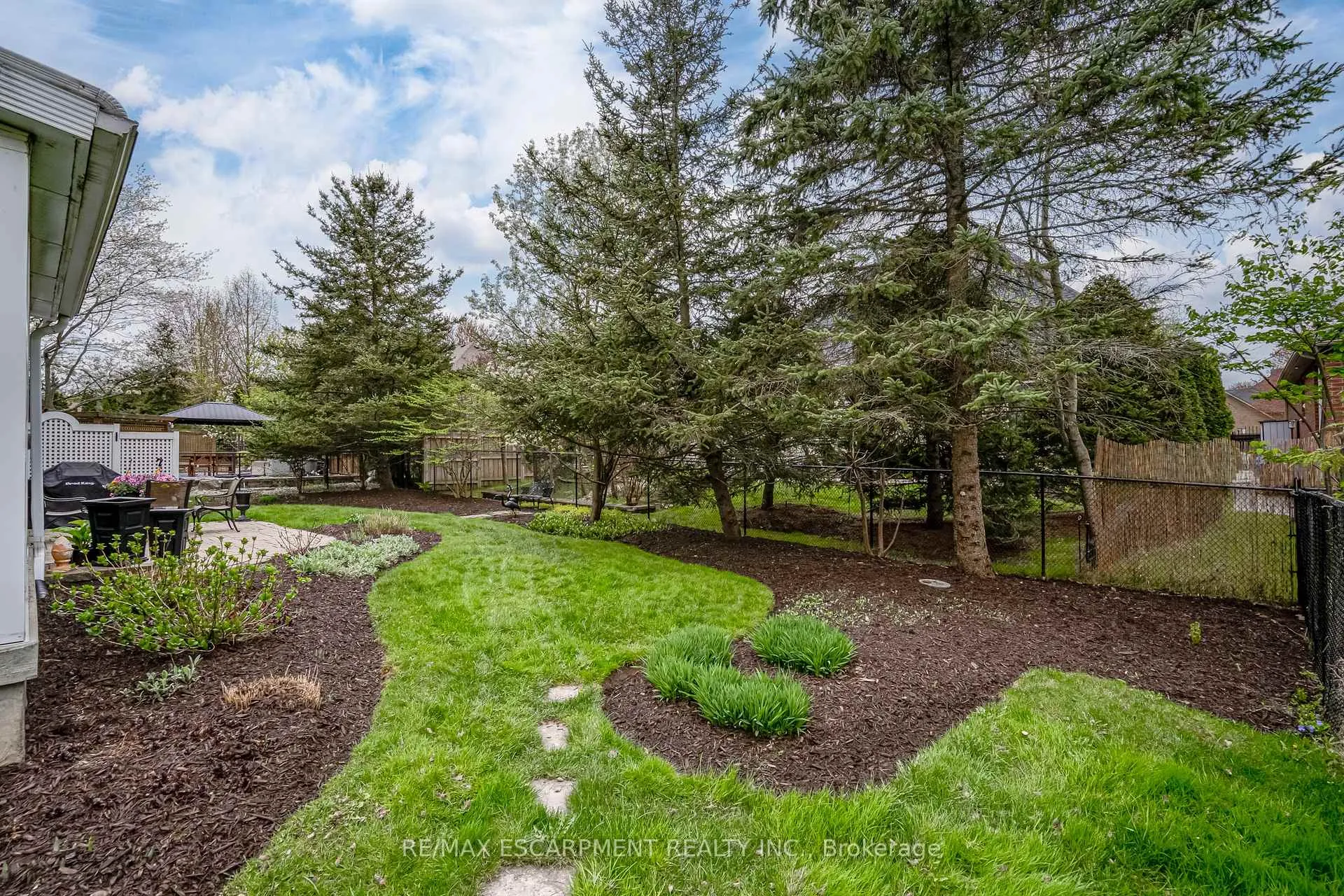 Photo 2 of 148 Foxridge Drive, Hamilton, Ancaster — HOMEH