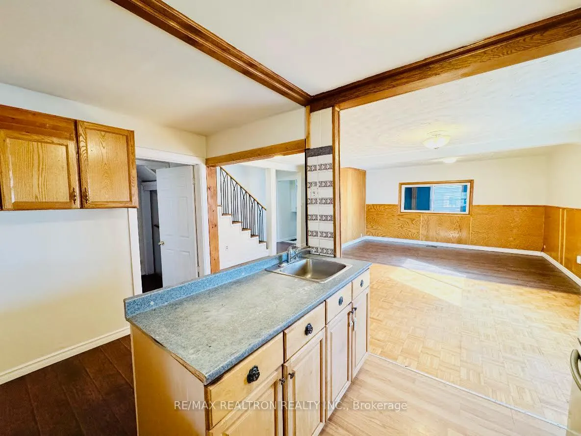 Photo 5 of 83 Magill Street, Hamilton, Strathcona — HOMEH