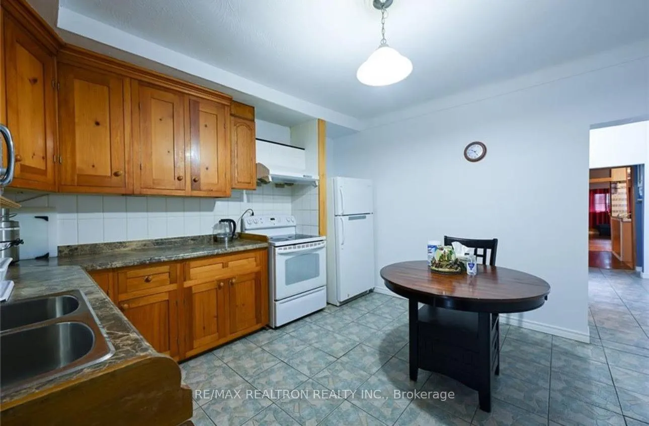Photo 9 of 83 Magill Street, Hamilton, Strathcona — HOMEH