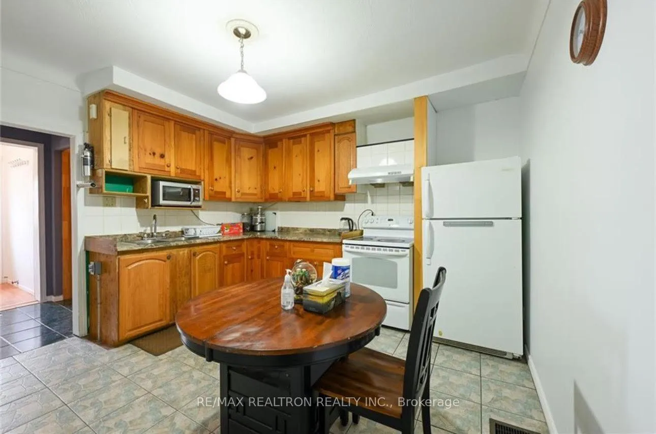 Photo 17 of 83 Magill Street, Hamilton, Strathcona — HOMEH