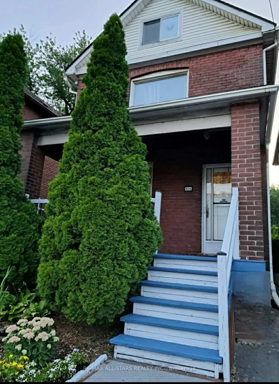 Front of 529 Wentworth Street N