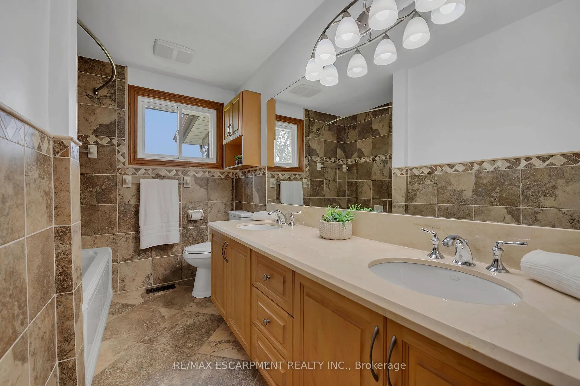 Photo 13 of 617 Eighth Road E, Hamilton, Rural Stoney Creek — HOMEH