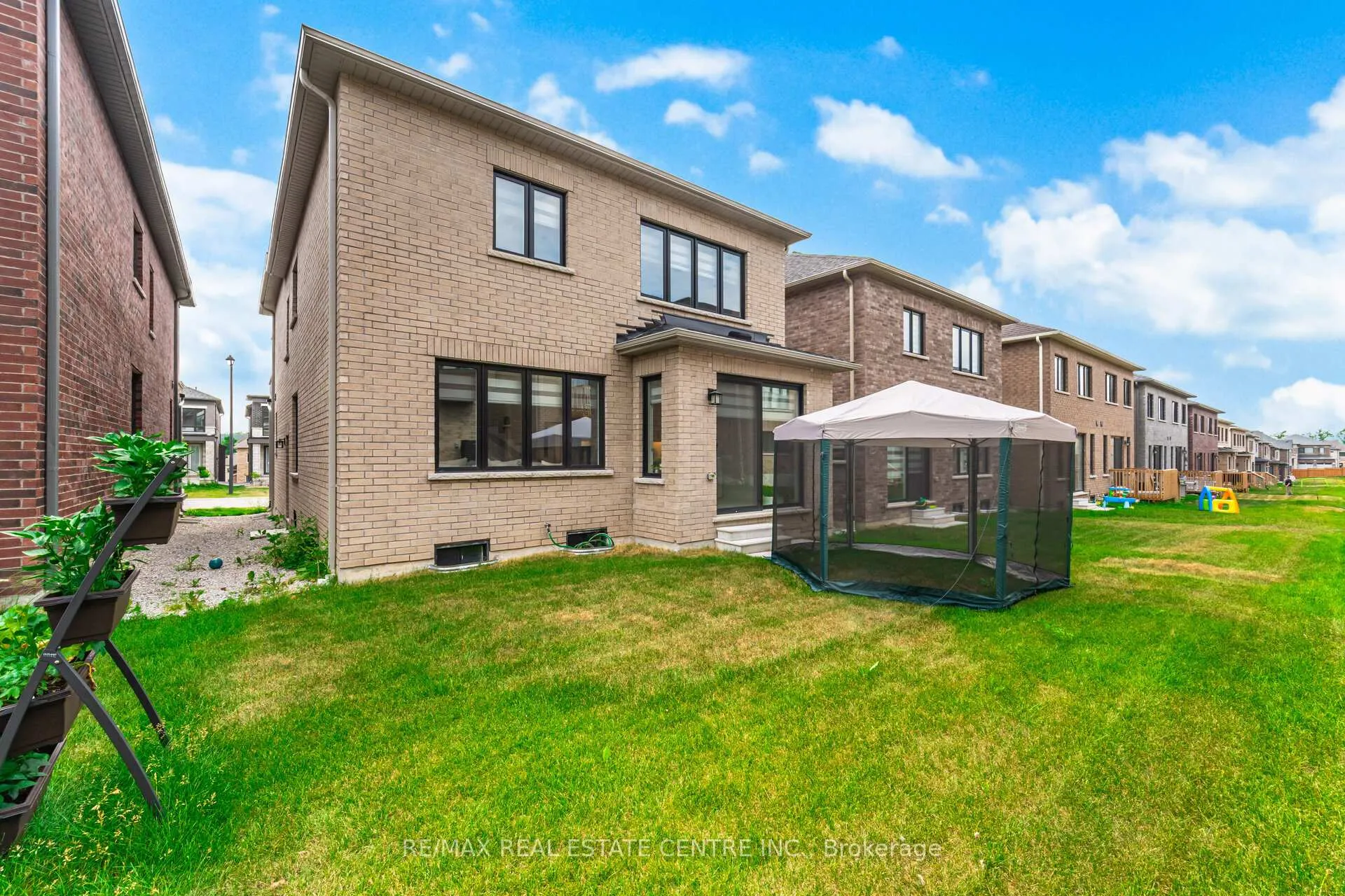 Photo 40 of 37 Periwinkle Road, Springwater, Midhurst — HOMEH
