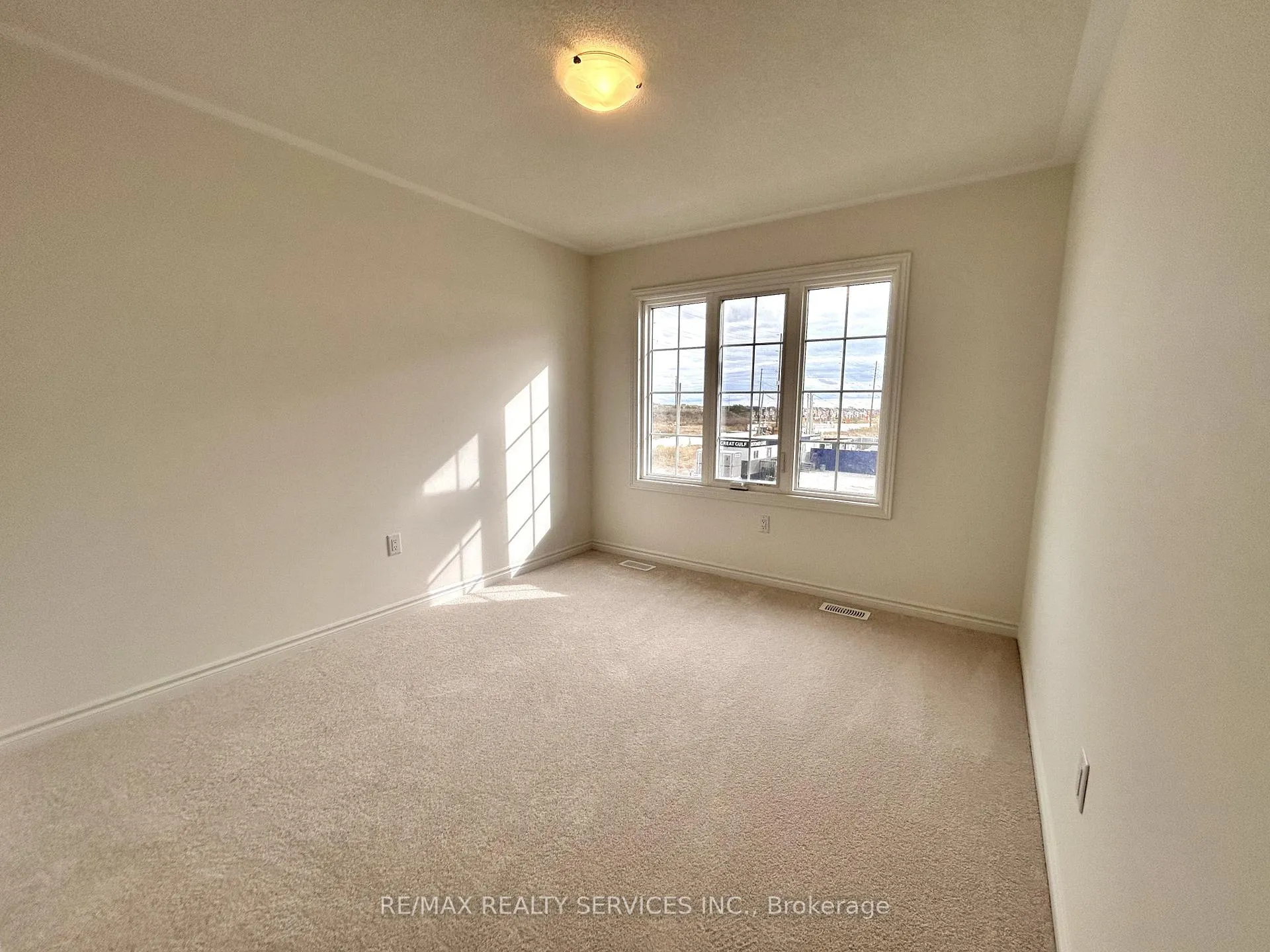 Photo 11 of 8 Bridgeland Drive, Whitby, Rural Whitby — HOMEH