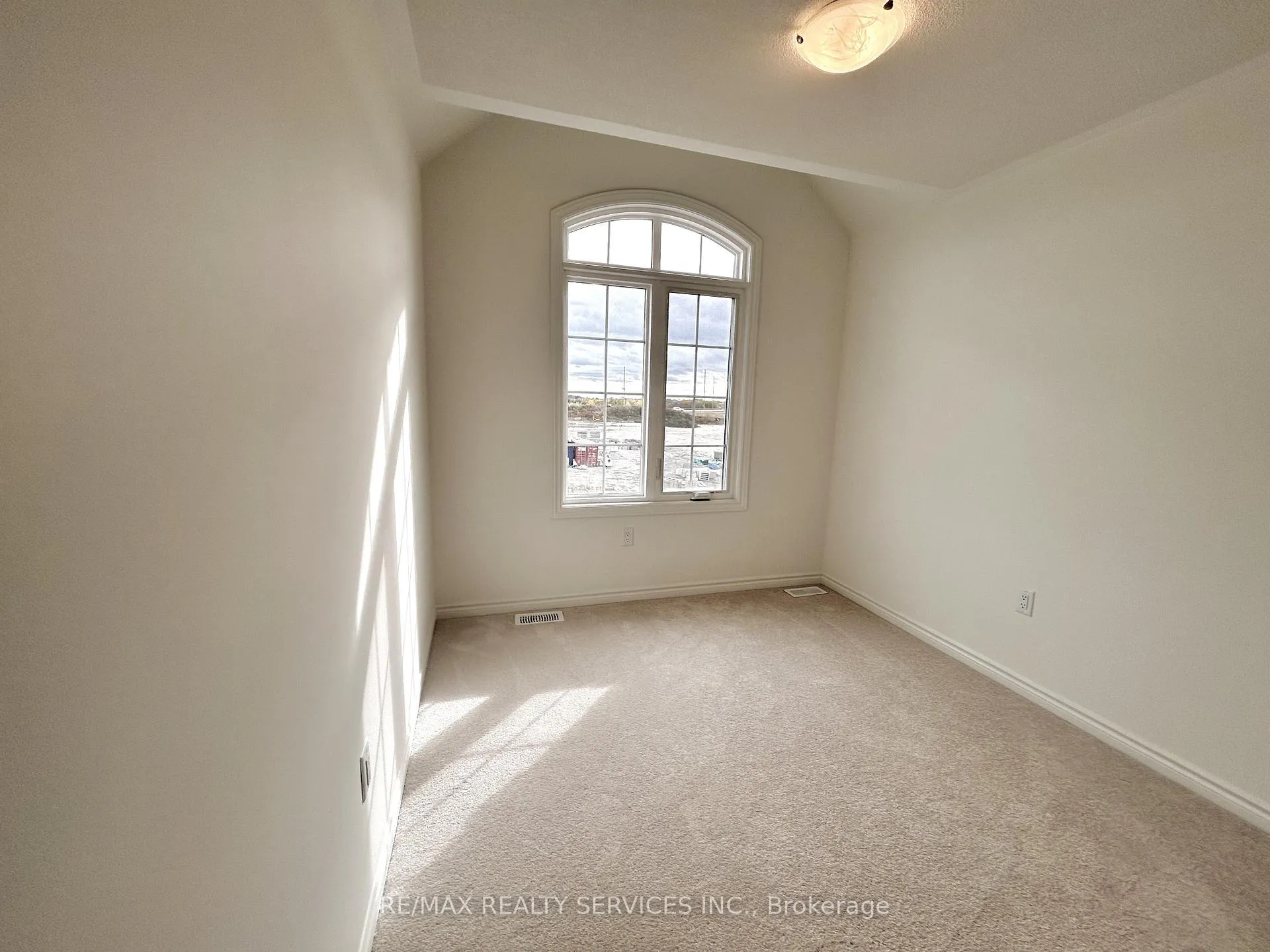 Photo 13 of 8 Bridgeland Drive, Whitby, Rural Whitby — HOMEH