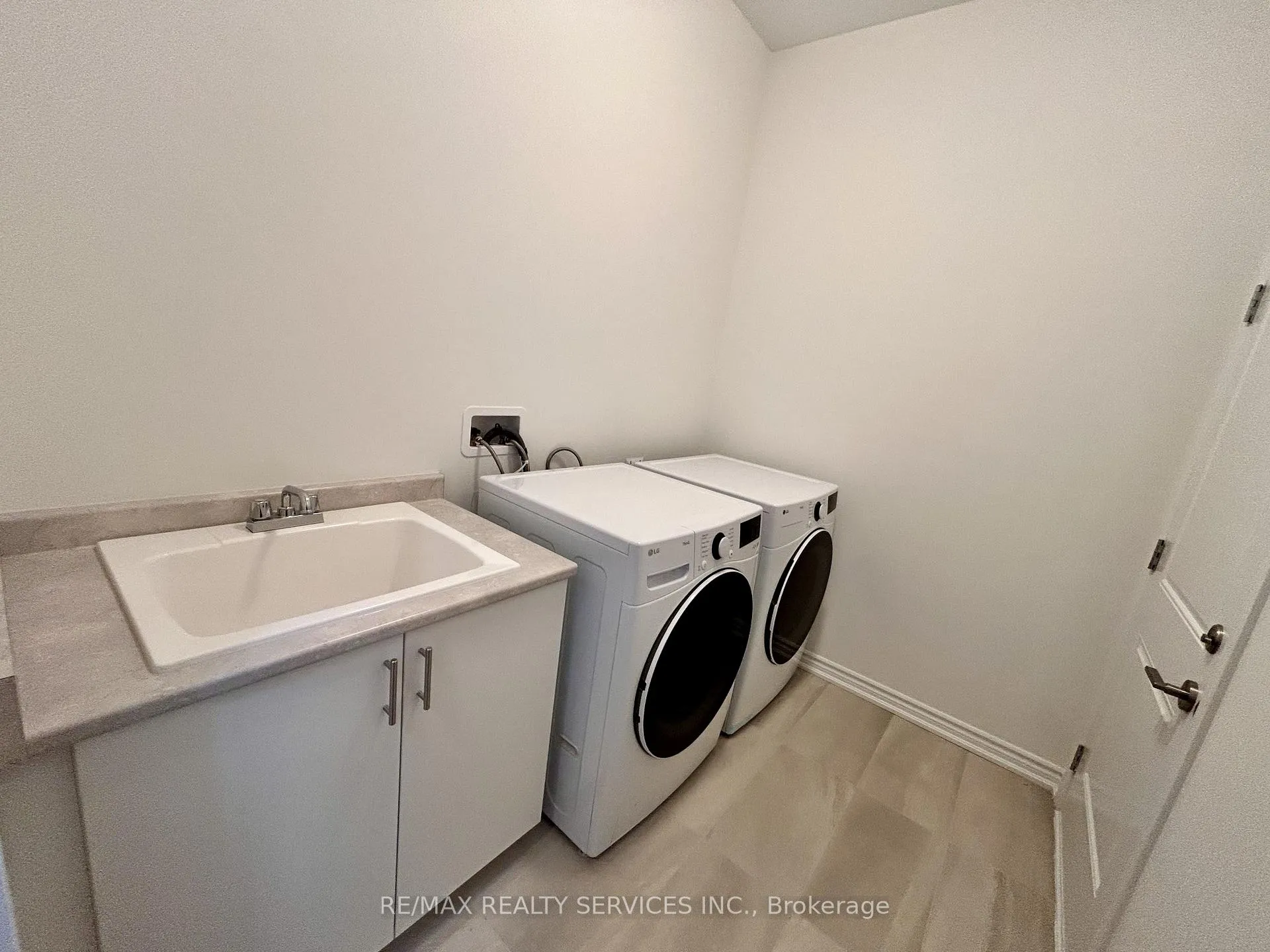 Photo 16 of 8 Bridgeland Drive, Whitby, Rural Whitby — HOMEH