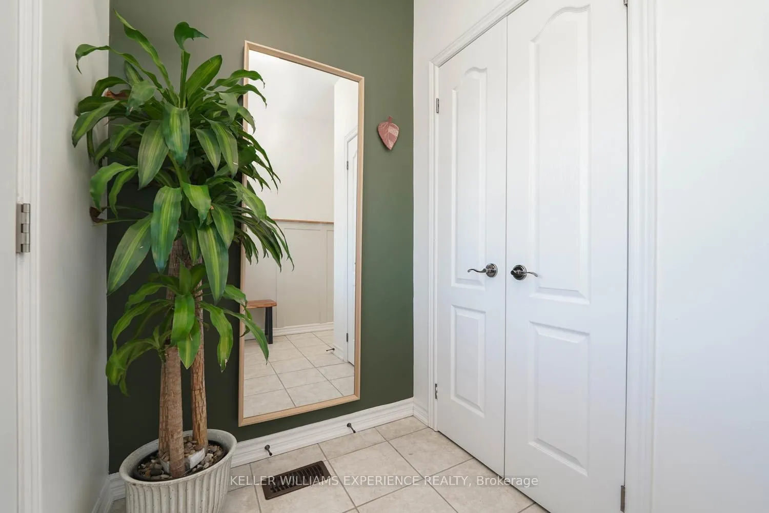 Photo 5 of 23 Cygnus Crescent, Barrie, Ardagh — HOMEH
