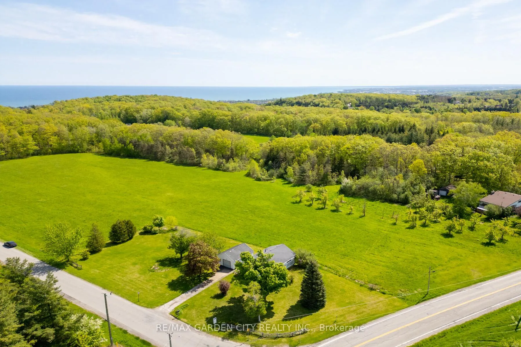 Photo 3 of 160 Ridge Road W, Grimsby, Grimsby Escarpment — HOMEH
