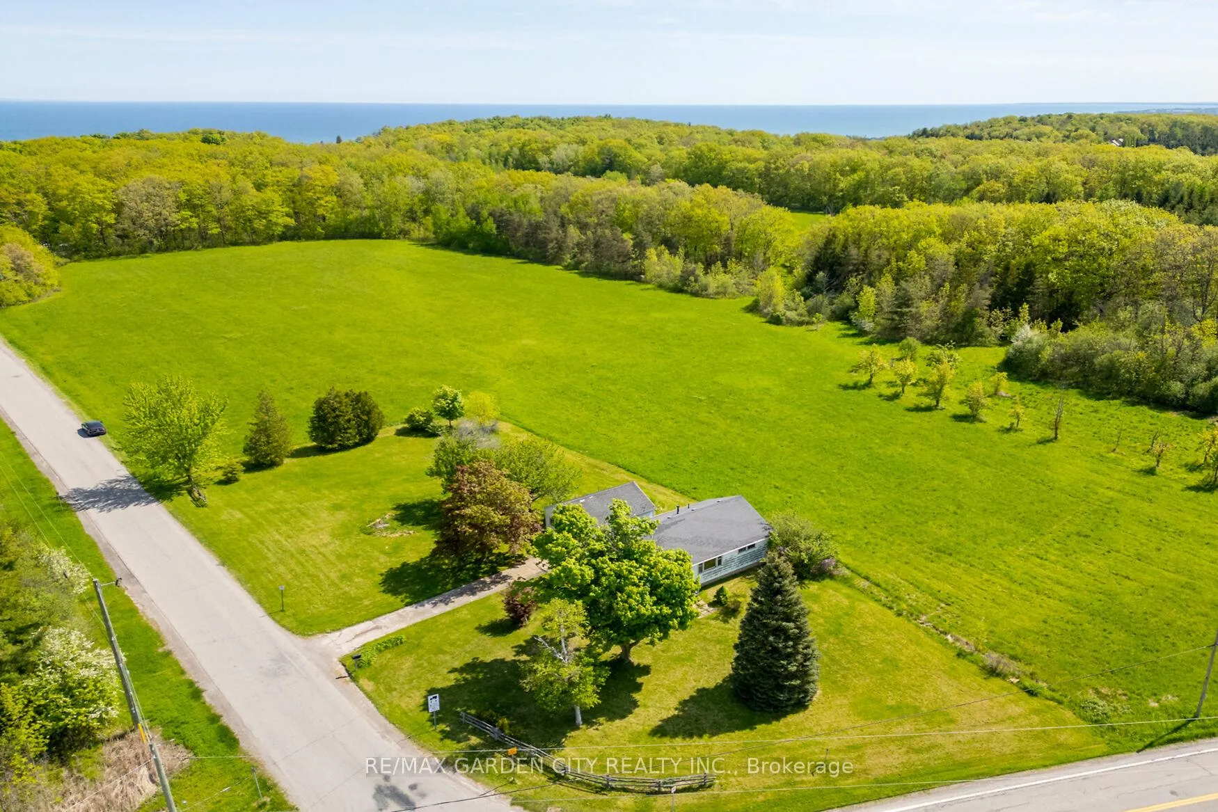 Photo 4 of 160 Ridge Road W, Grimsby, Grimsby Escarpment — HOMEH