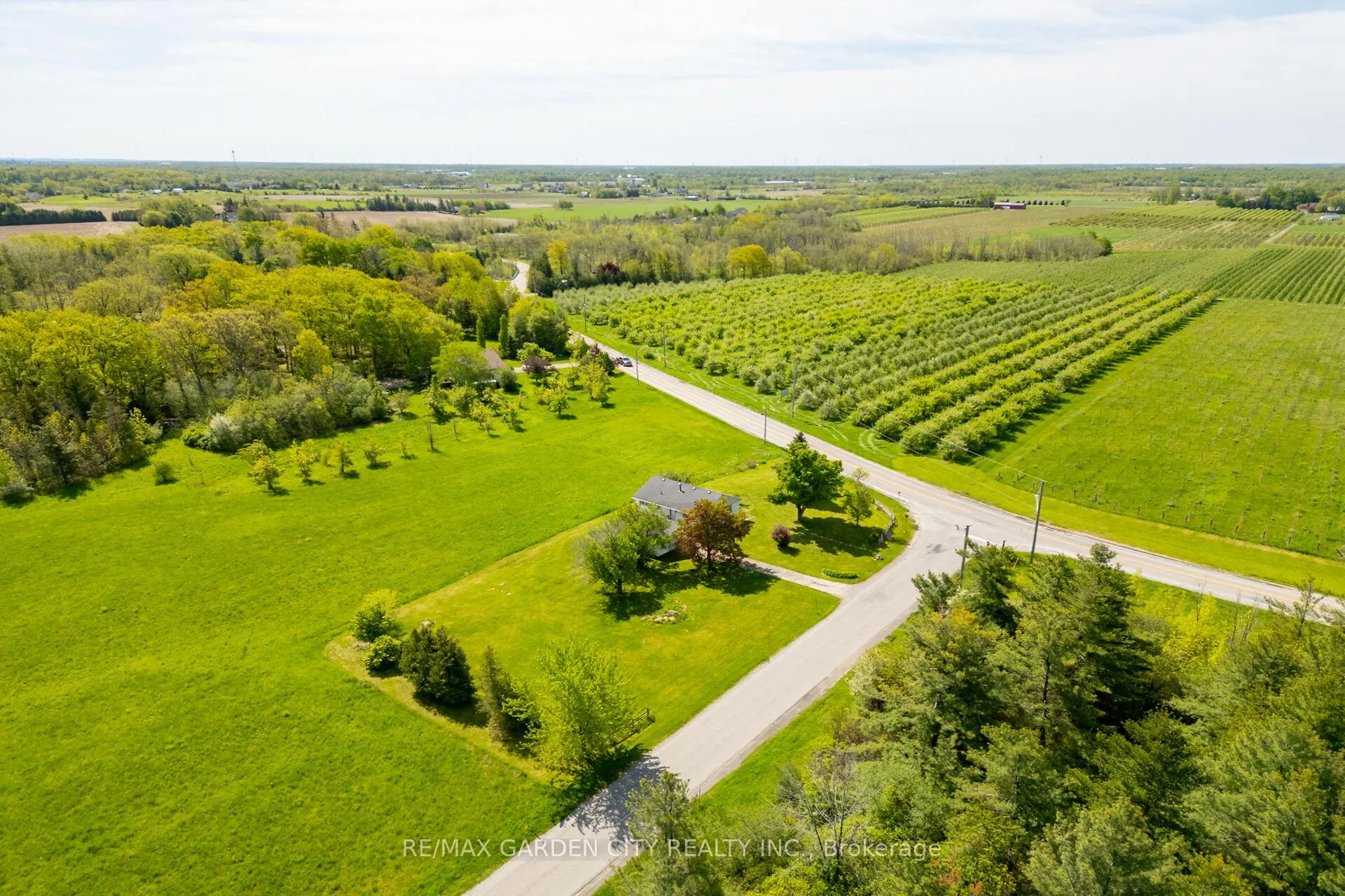 Photo 6 of 160 Ridge Road W, Grimsby, Grimsby Escarpment — HOMEH