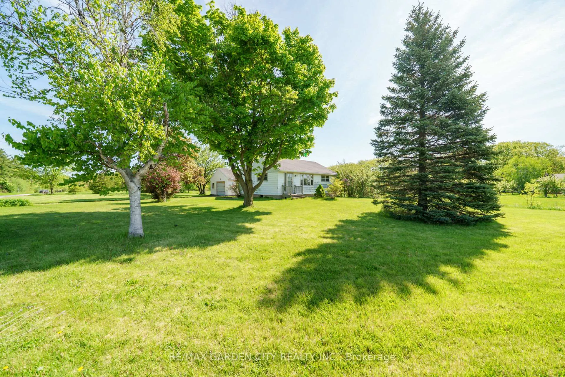 Photo 7 of 160 Ridge Road W, Grimsby, Grimsby Escarpment — HOMEH
