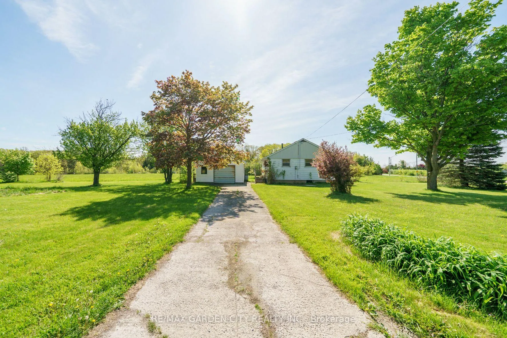 Photo 8 of 160 Ridge Road W, Grimsby, Grimsby Escarpment — HOMEH
