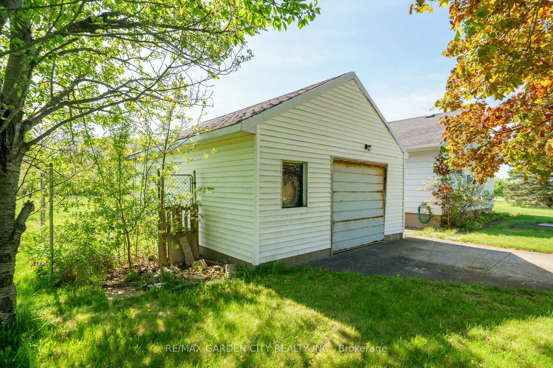 Photo 10 of 160 Ridge Road W, Grimsby, Grimsby Escarpment — HOMEH