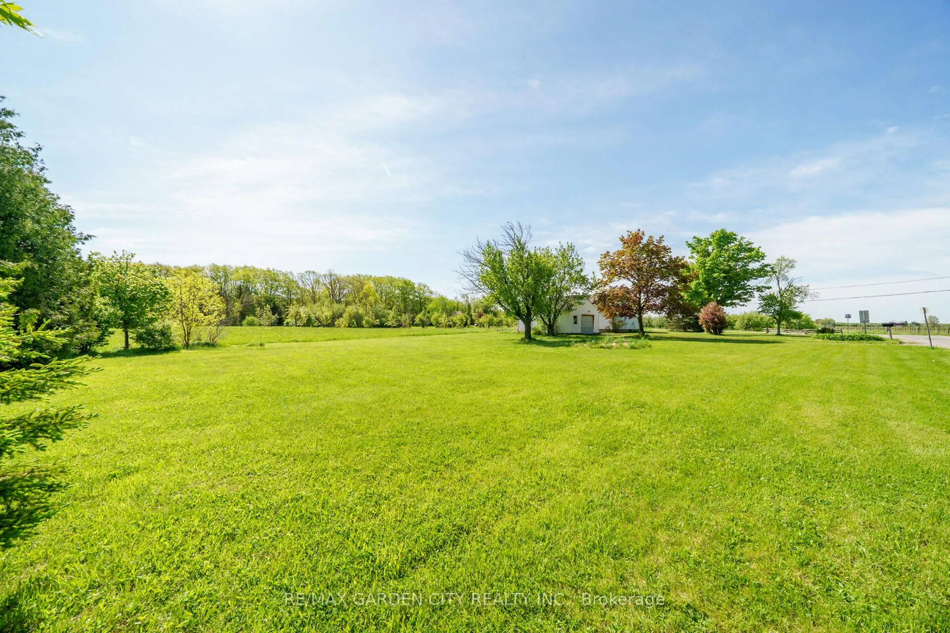 Photo 12 of 160 Ridge Road W, Grimsby, Grimsby Escarpment — HOMEH