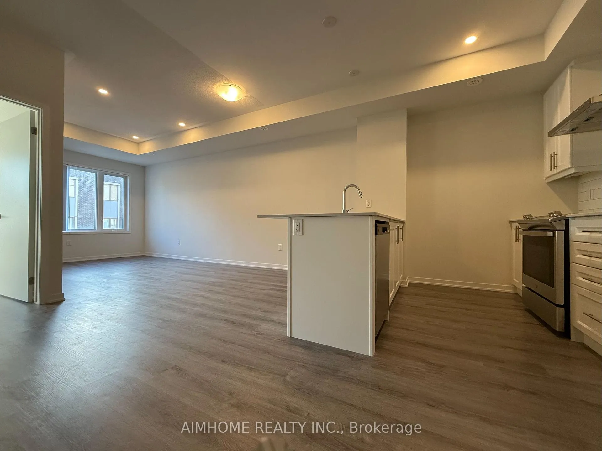 Photo 2 of Unit TH218, 131 Honeycrisp Crescent, Vaughan, Vaughan Corporate Centre — HOMEH